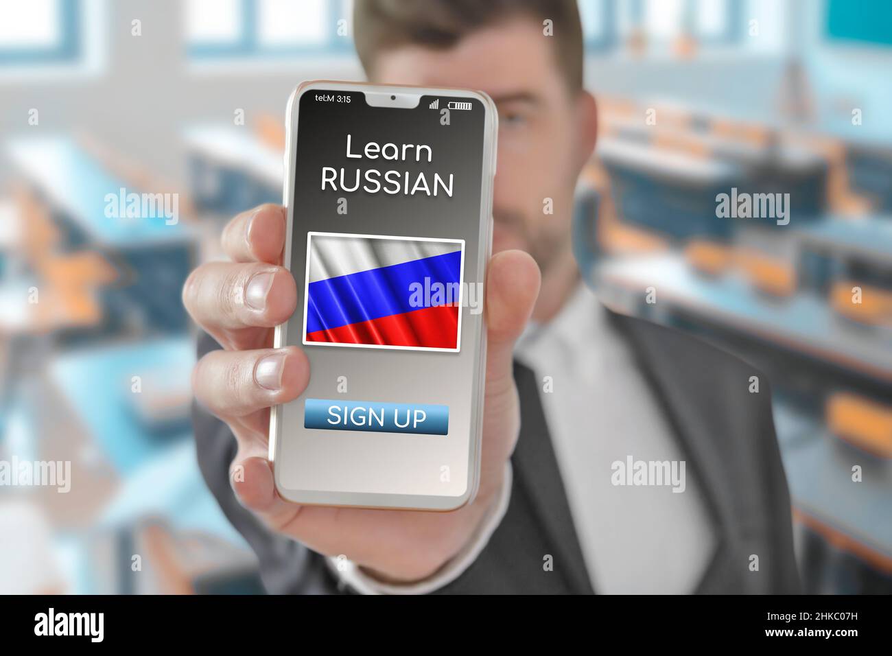 Online-Konzept Russisch lernen mit einer Person zeigen E-Learning-App auf dem Handy mit der Flagge Russlands Stockfoto
