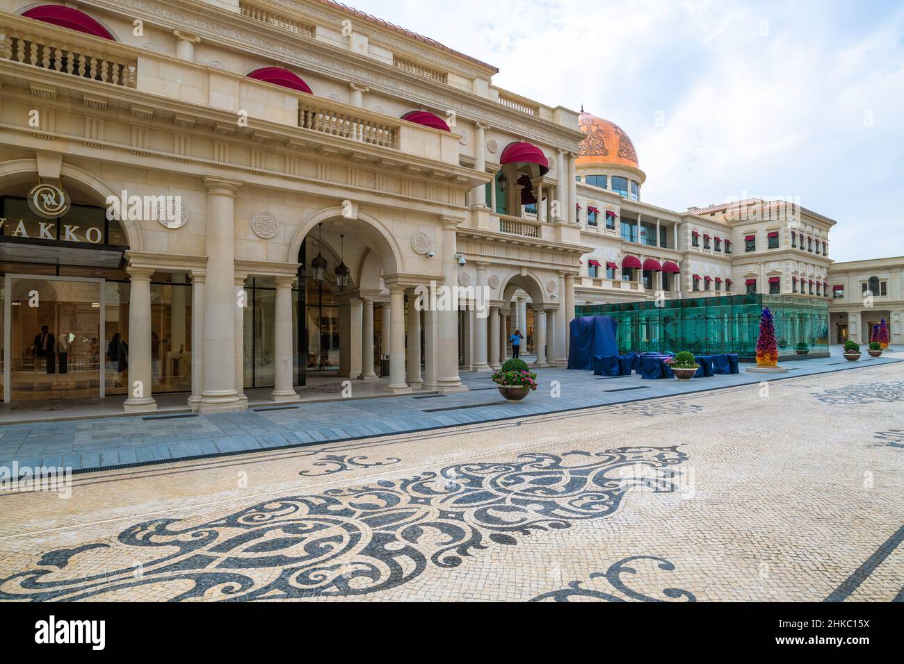 Doha, Katar - 20. November. 2019. Galleria Lafayette am Katara Plaza im Katara Village Stockfoto