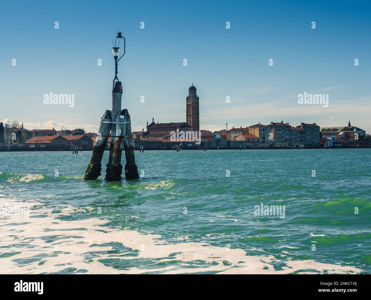 Wegweiser im Meer, im Hintergrund Glockenturm der Kirche Madonna dell'Orto in Venedig, Italien, im Sestiere von Cannaregio. Stockfoto