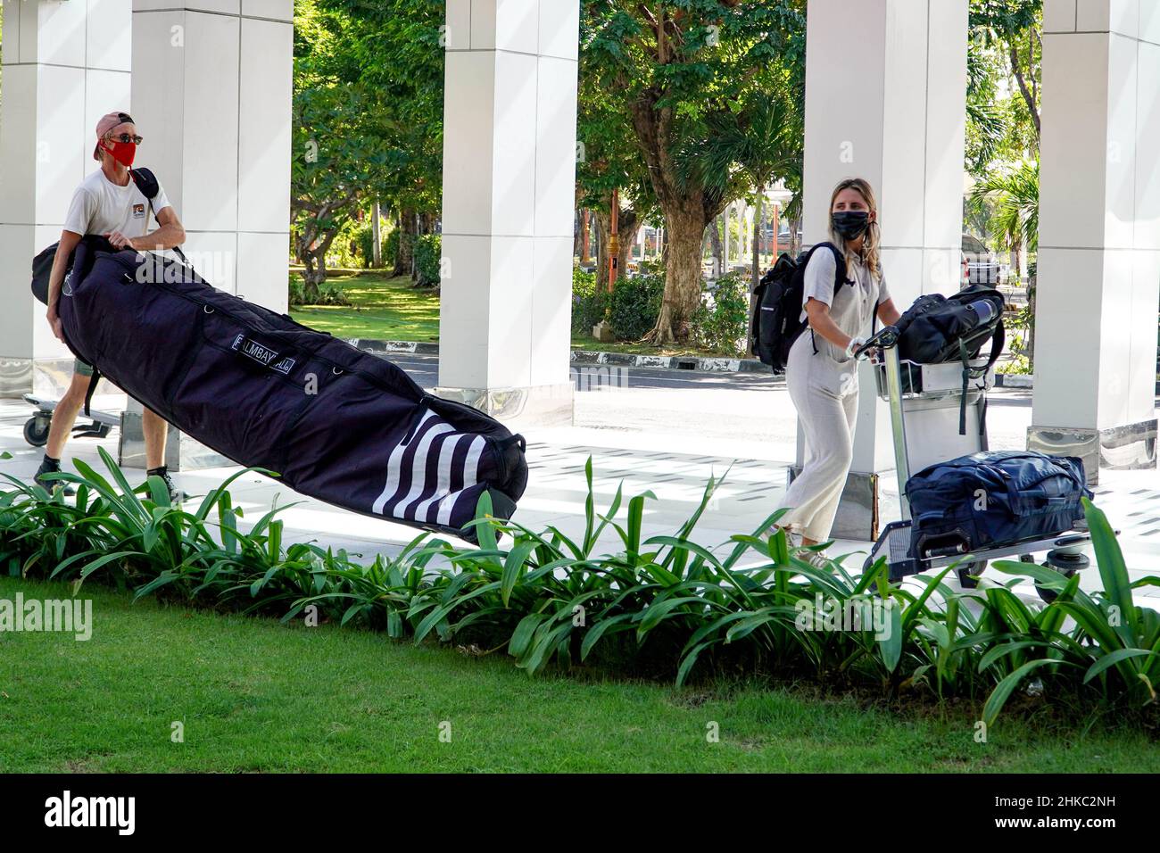 Bali, Indonesien. 3rd. Februar 2022. Internationale Reisende gehen am Ngurah Rai International Airport in Bali, Indonesien, 3. Februar 2022. Die indonesische Regierung kündigte am Montag an, dass die Quarantänezeit für vollständig geimpfte internationale Reisende von sieben auf fünf Tage reduziert wird, inmitten der rasanten täglichen Fälle der Omicron-Variante von COVID-19. Quelle: Bisinglasi/Xinhua/Alamy Live News Stockfoto