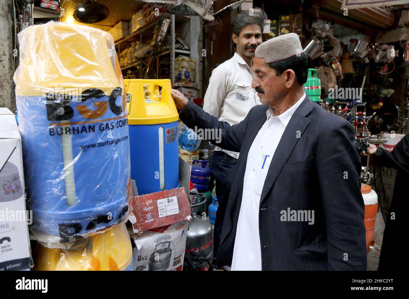 Leichte und nicht korrosive Treibgasflaschen werden in Geschäften verkauft, da die Anforderungen an Verbundflaschen in der Stadt steigen, da die Bewohner während der Wintersaison auf dem Juna Market in Karachi am Donnerstag, dem 03. Februar 2022, mit einem Mangel an Sui-Gas konfrontiert sind. Dieser Zylinder hat eine dreischichtige Konstruktion und besteht aus einem blasgeformten Innenfutter aus hochdichtem Polyethylen (HDPE), das mit einer Verbundschicht aus polymerumhülltem Glasfaser bedeckt und mit einem Außenmantel aus HDPE ausgestattet ist. Die zweite Schicht besteht aus einer Verbundschicht aus polymergewickeltem Fiberglas. Stockfoto