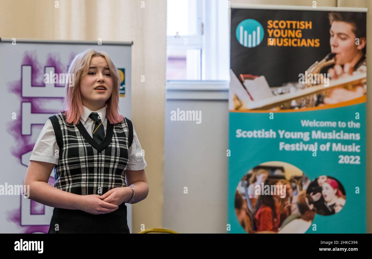 City Halls, Glasgow, Schottland, Großbritannien, 03. Februar 2022. Scottish Young Musicians: Schüler aus Schulen in Schottland konkurrieren um den besten Solisten des Jahres. In der ersten Runde spielen Schüler von Schulen in Glasgow Instrumente oder singen, um Glasgow zu repräsentieren. 23 Las sind bis jetzt angemeldet, so dass der Wettbewerb, unterstützt von Nicola Benedetti und Sir James MacMillan, für fast jedes Kind in Schottland offen ist. Im Bild: Melody Owens, von der Eastbank School, die singt Stockfoto