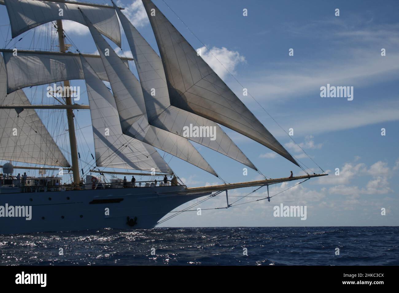 Star Clippers „Star Flyer“ segelt um die Inseln von Französisch-Polynesien. Stockfoto