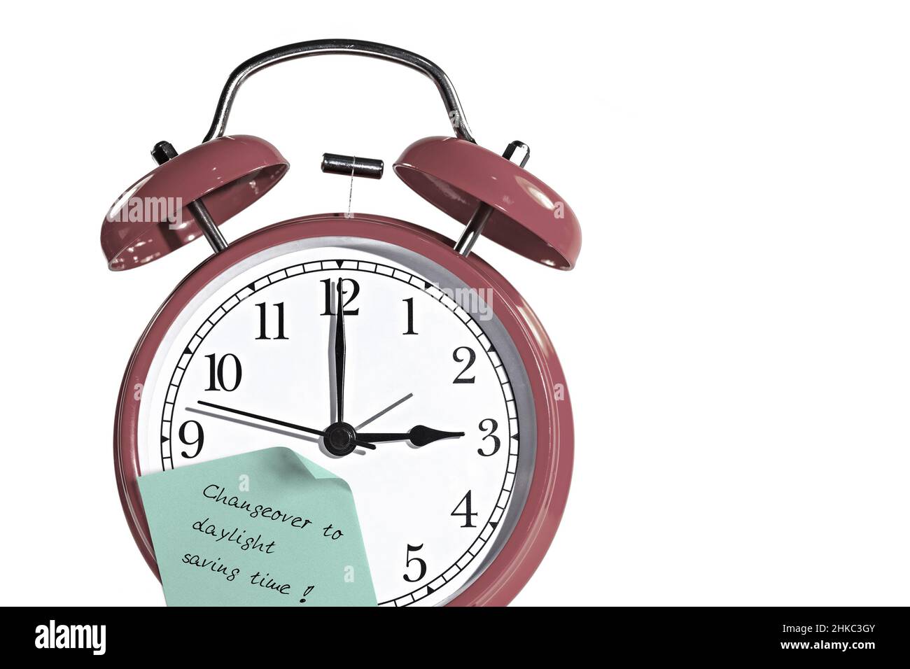 Wecker mit Haftnotiz und dem Hinweis „Umstellung auf Sommerzeit“ Stockfoto