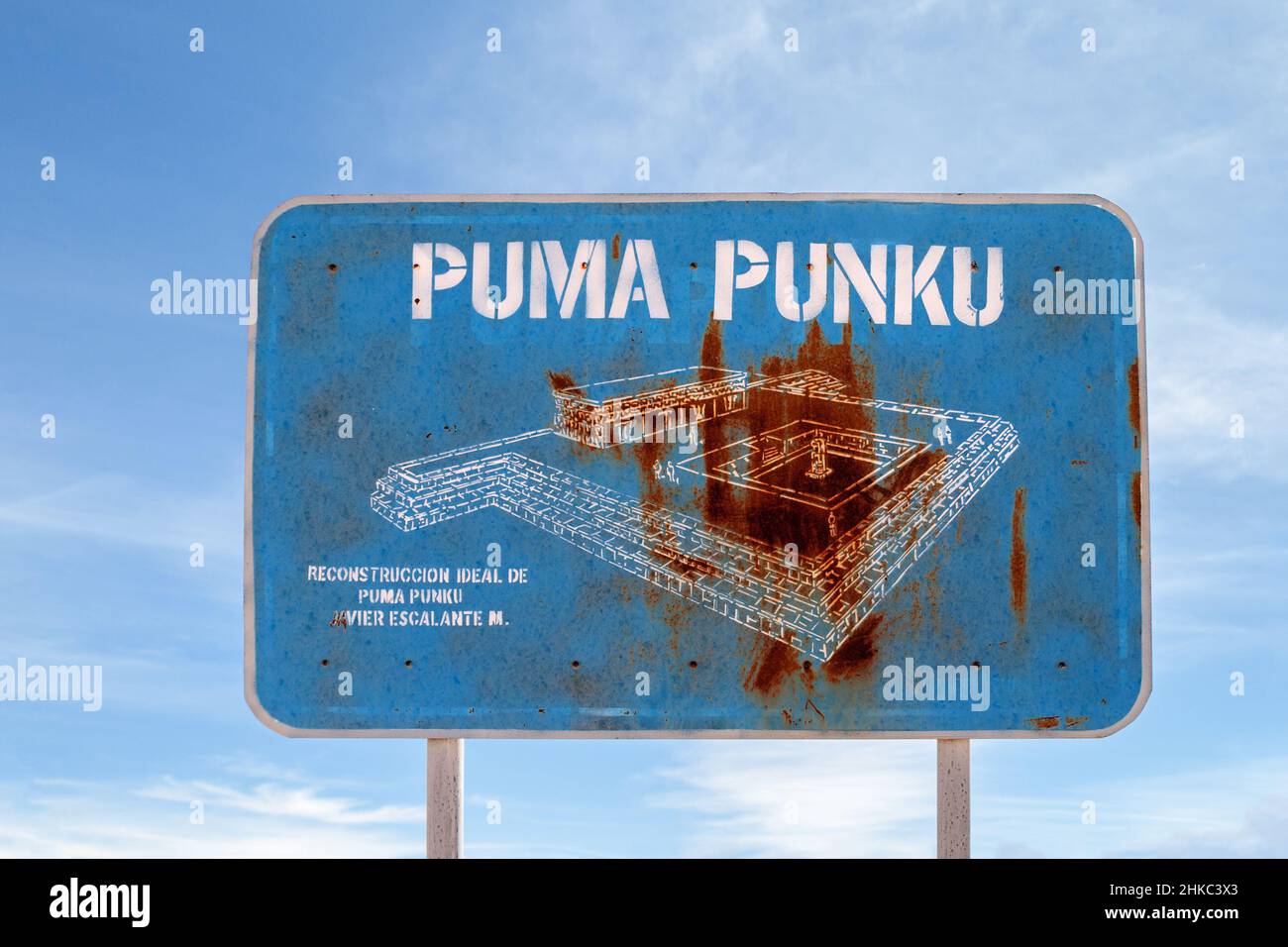 Tiahuanaco, Bolivien - 07. August 2011: Zeichen des Wiederaufbaus des Kalasayaya-Tempels, der berühmten präkolumbianischen archäologischen Stätte Puma Punku, Tiahuanaco, Stockfoto