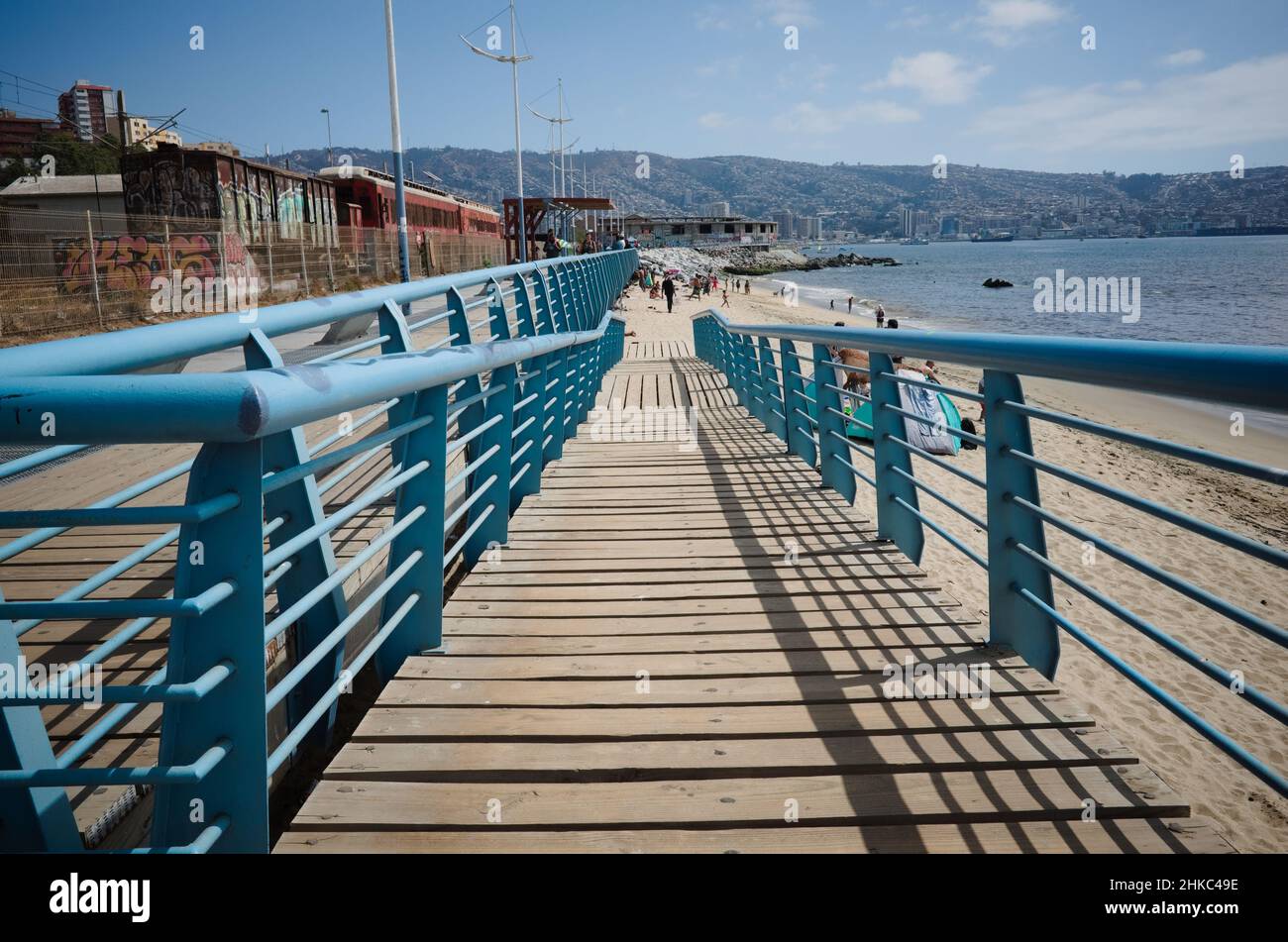 Valparaiso, Chile - Februar 2020: Rampe zum Strand Playa Los Placeres. Alte verlassene U-Bahn-Autos auf der linken Seite. Gebäude Tornamesa Stockfoto