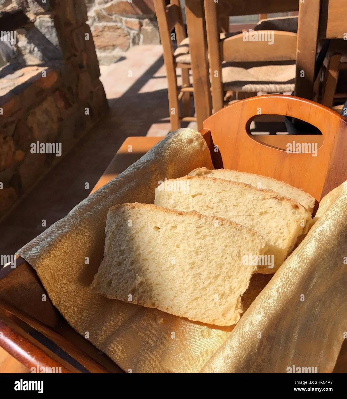 Hausgemachtes Brot in einer Holzkiste in einer der Tavernen in den Bergen auf der Insel Kreta in Griechenland Stockfoto