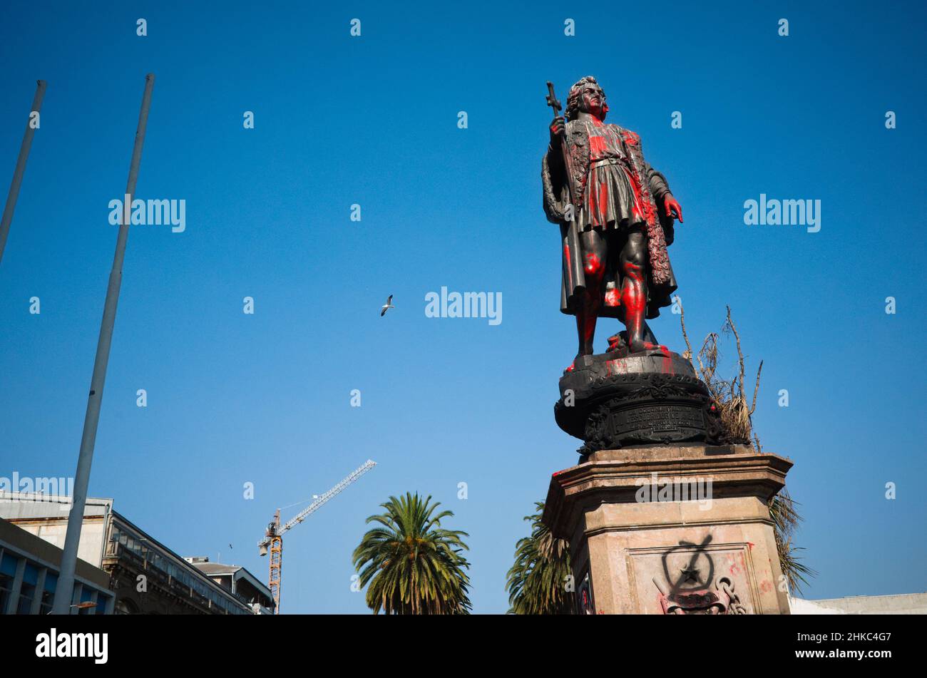 Valparaiso, Chile - Februar 2020: Denkmal von Christoph Kolumbus oder Monumento a Cristobal Colon in spanischer Sprache, beschädigt durch rote Farbe. Vandalismus Stockfoto