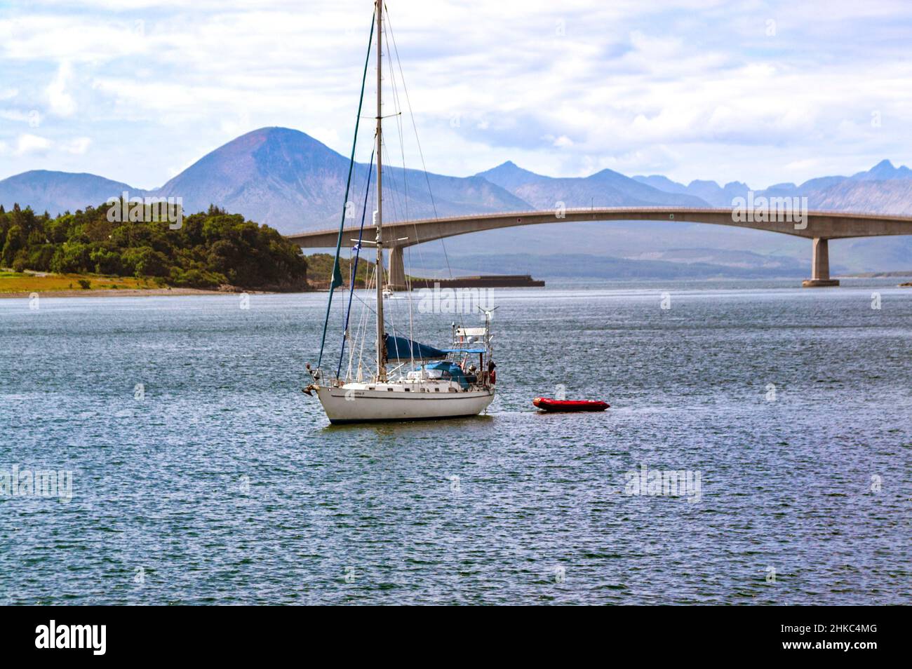 Blick auf die Skye Bridge eine Straßenbrücke, die die Isle of Skye mit dem schottischen Festland verbindet Stockfoto