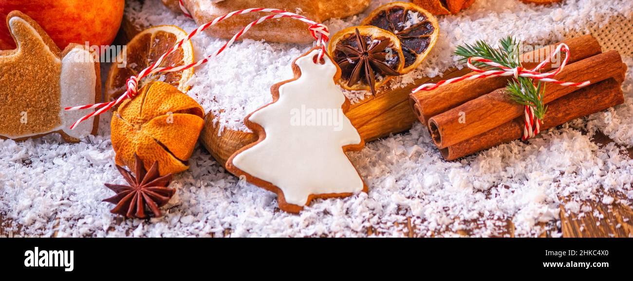 Weihnachtsplätzchen mit Früchten und Gewürzen auf einer Holzoberfläche, Banner. Selektiver Fokus, Platz für Text Stockfoto