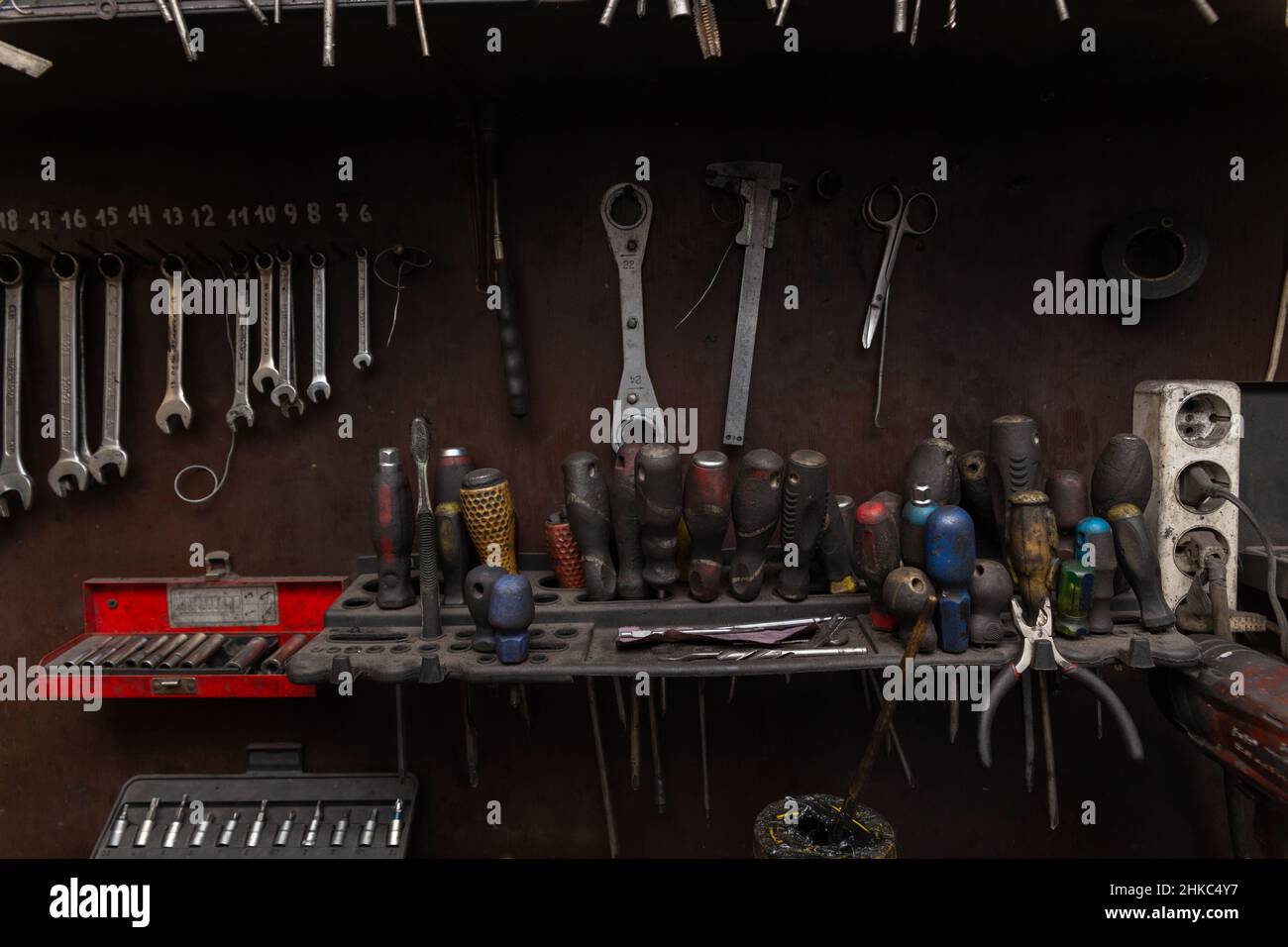 Eine Reihe von Werkzeugen in der echten Autowerkstatt. Die Organisation des Arbeitsplatzes beim Mechaniker. Stockfoto