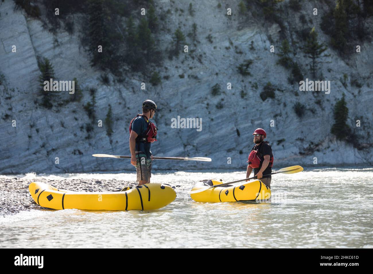 Paddler halten an, um zu kommunizieren und sich am Flussrand im Canyon auszuruhen. Stockfoto