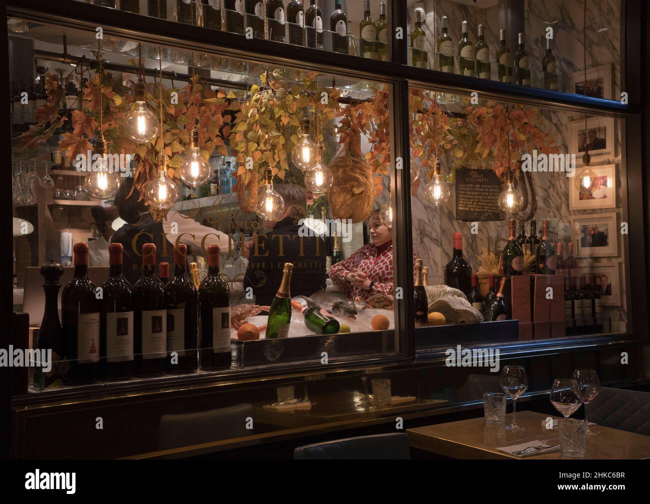 Menschen, die in einem italienischen Restaurant im West End von London, England, Großbritannien, essen Stockfoto