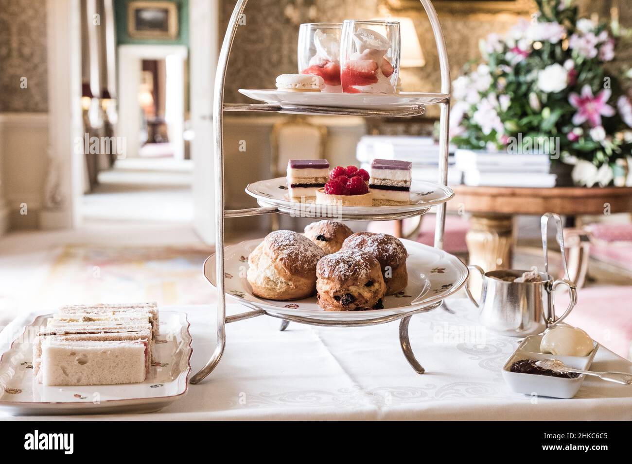 Ein Kuchenstand voller sehr leckerer Sandwiches und feiner Kuchen für einen Nachmittagstee in einem englischen Herrenhaus. Stockfoto