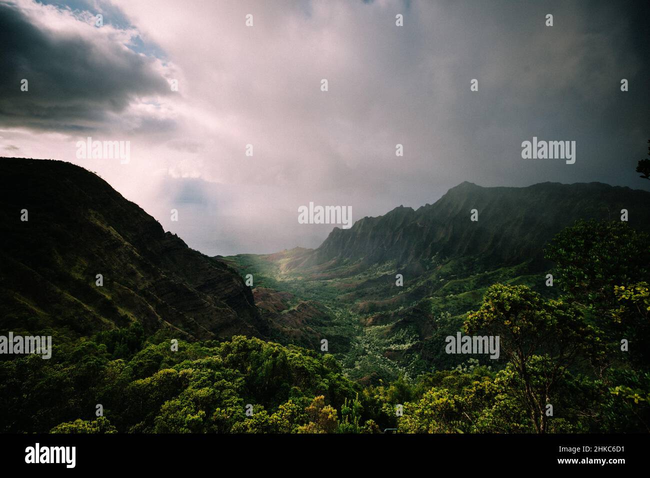 Wolken Rollen über dem Kalalau Valley in Kauai's N? Pali Coast Stockfoto