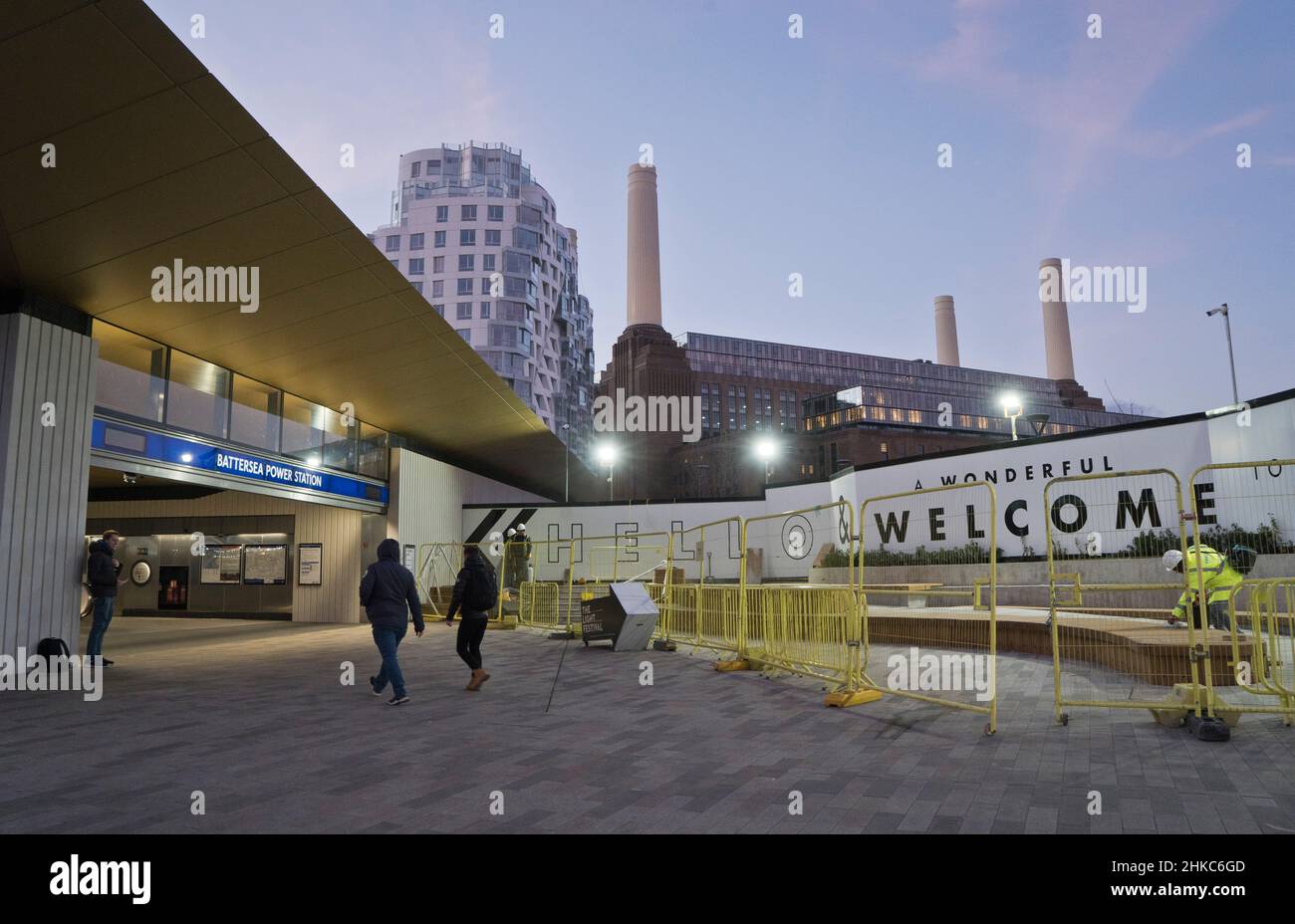 Blick auf die neue U-Bahn-Zuganfahrt zur Battersea Power Station, London, England, Großbritannien Stockfoto