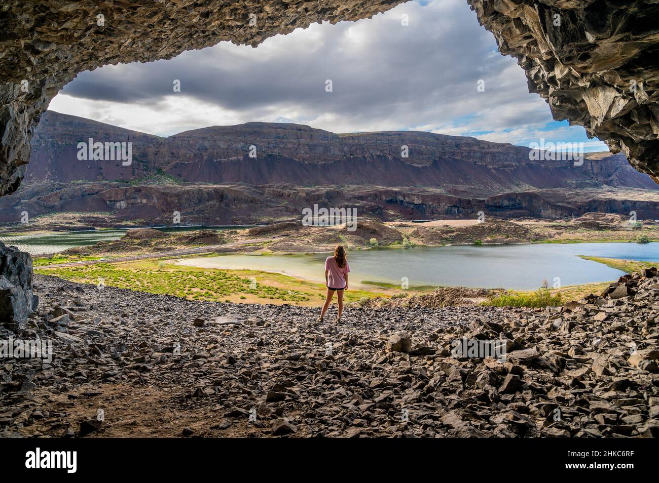 Eine Frau, die vor den Lenore Caves im Osten Washingtons posiert Stockfoto