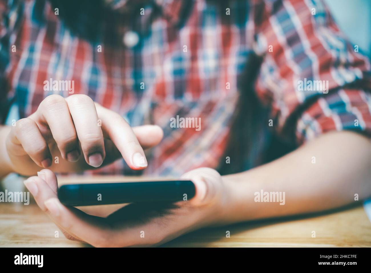 Nahaufnahme eines Mannes mit Mobiltelefon. Stockfoto