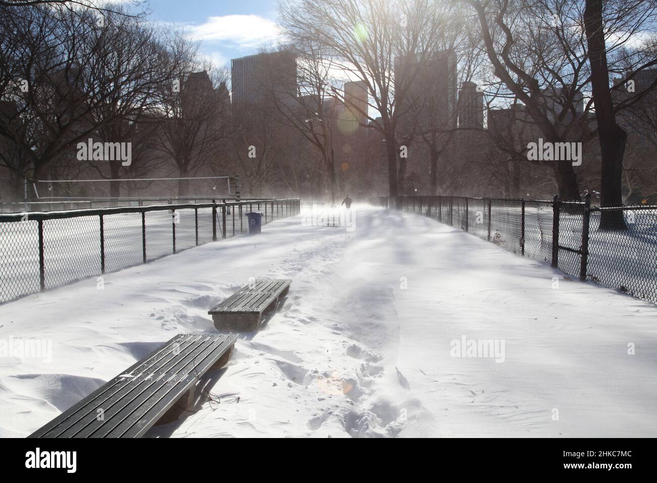 Person, die auf dem schneebedeckten Pfad im Central Park, NY, USA, unterwegs ist Stockfoto