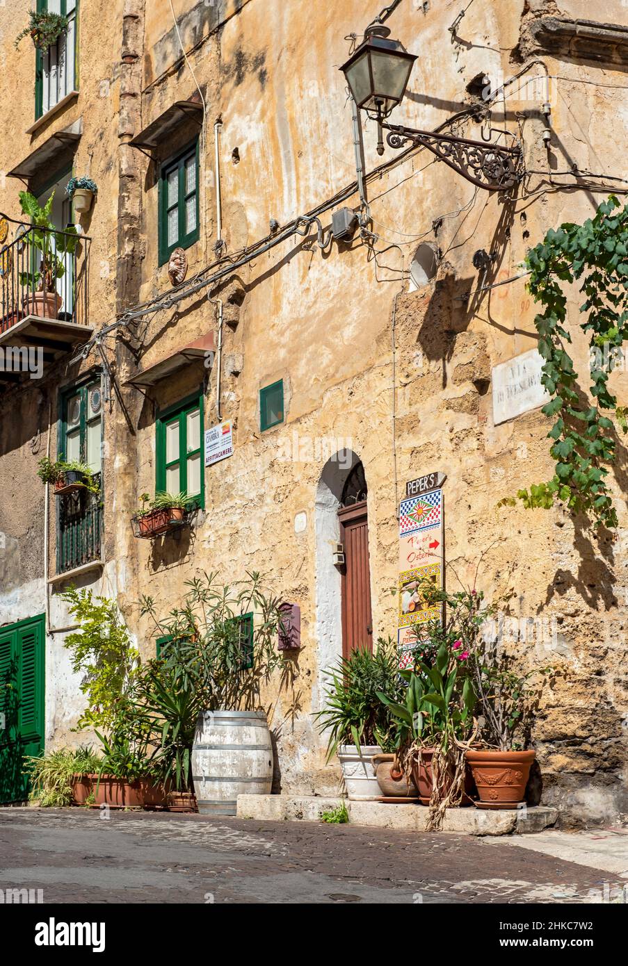 Altes Haus mit Blumentöpfen in der Stadt Monreale in der Nähe von Palermo, Sizilien, Italien Stockfoto