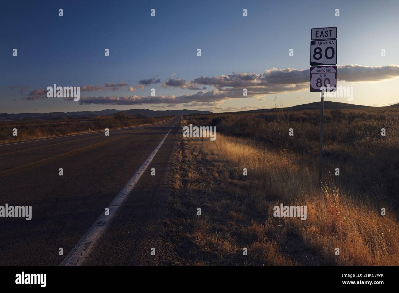 Highway-Landschaft auf der historischen Route 80 im Bundesstaat arizona Stockfoto
