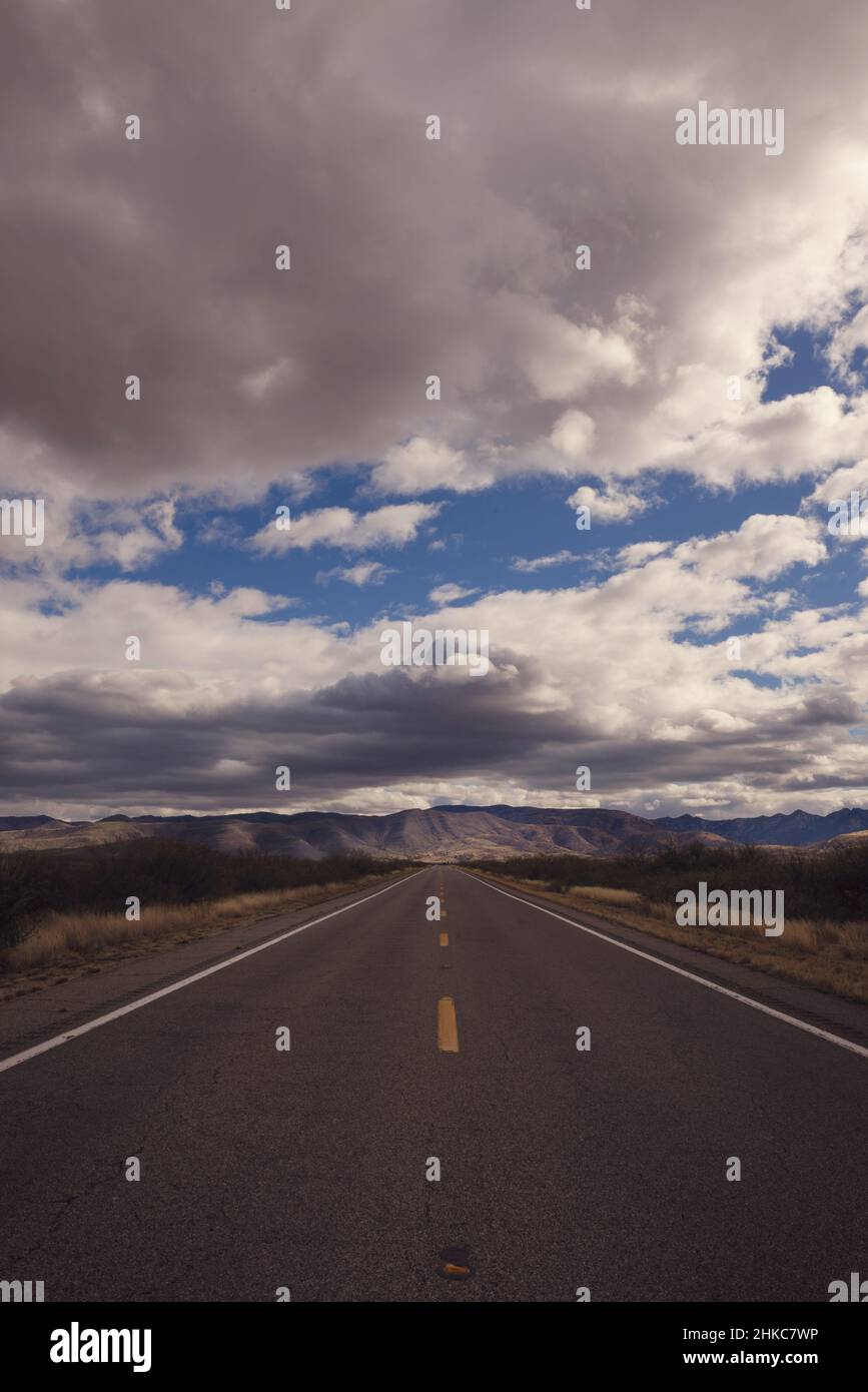 Highway-Landschaft auf der historischen Route 80 im Bundesstaat arizona Stockfoto