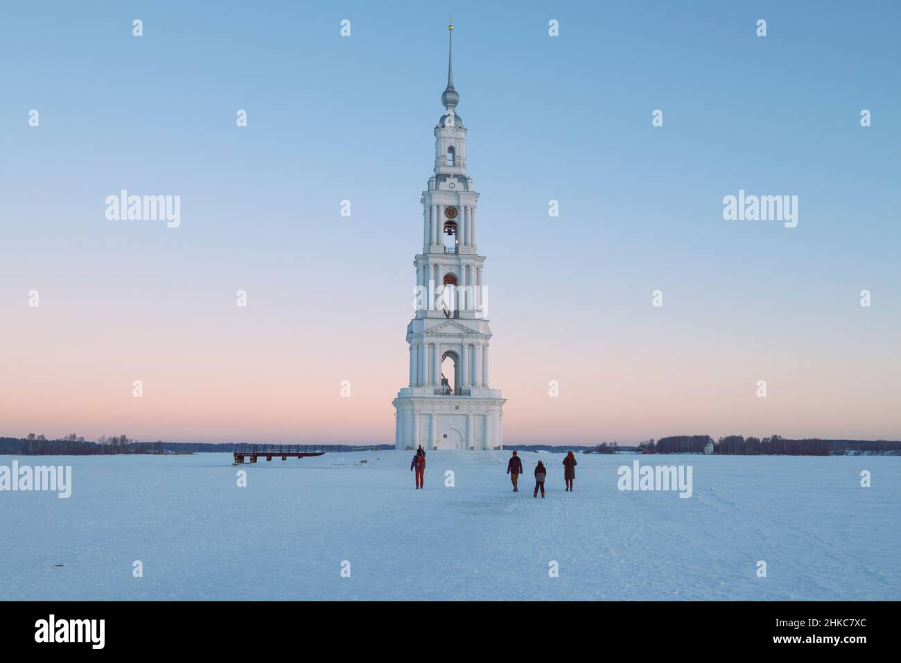 KALYAZIN, RUSSLAND - 07. JANUAR 2022: Touristen am alten überfluteten Glockenturm der St. Nikolaus-Kathedrale an einem Januarmorgen Stockfoto