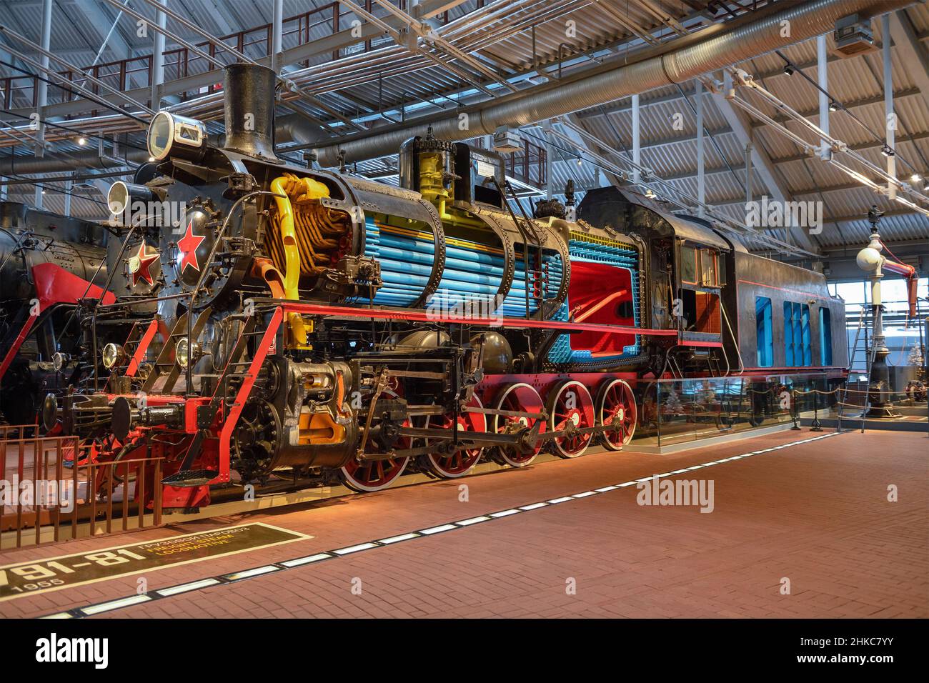 SANKT PETERSBURG, RUSSLAND - 12. JANUAR 2022: Dampflokomotive der Er-Serie (die massereichste in der Sowjetunion) in Teilstrecke. Ausstellung des Museu Stockfoto