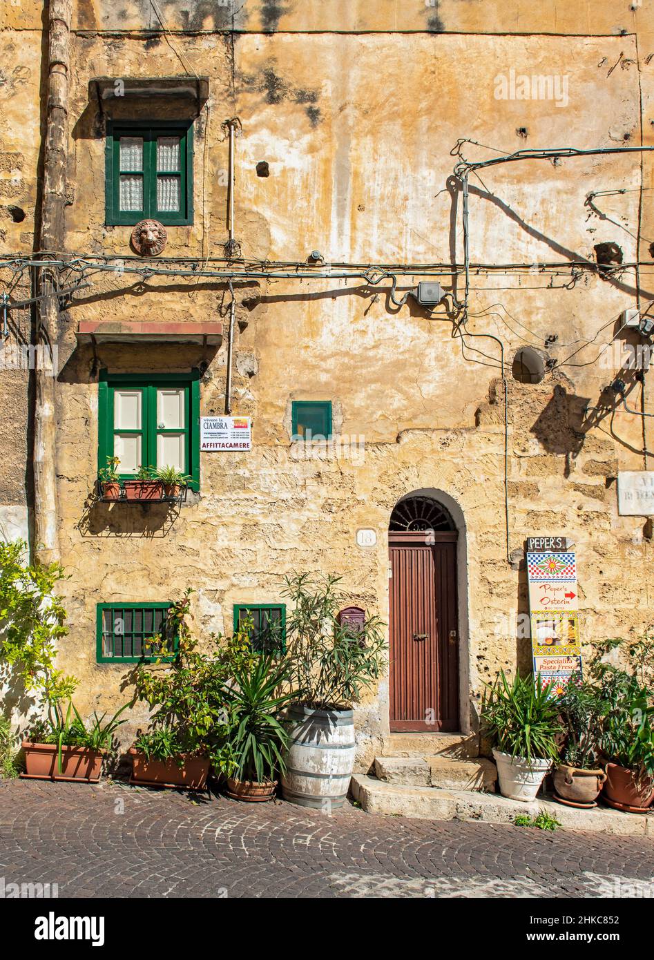 Altes Haus mit Blumentöpfen in der Stadt Monreale in der Nähe von Palermo, Sizilien, Italien Stockfoto