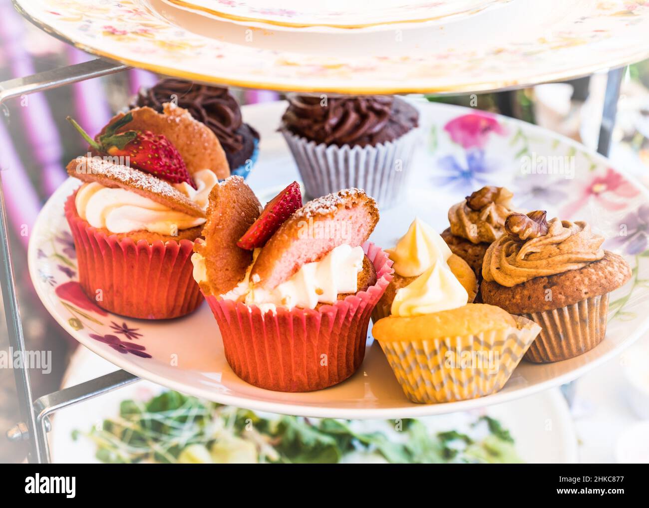 Dekorierte Fairy Cakes auf einem Kuchen stehen für einen englischen Nachmittagstee im Teeshop. April 2019 Stockfoto