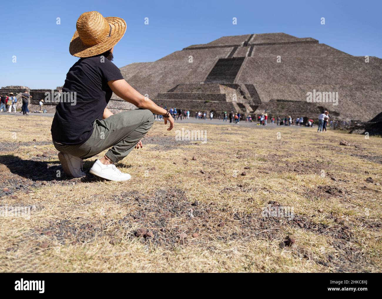 Mann mit Hut starrt an sonnigen Tagen auf die Sonnenpyramide in Teotihuacan Stockfoto