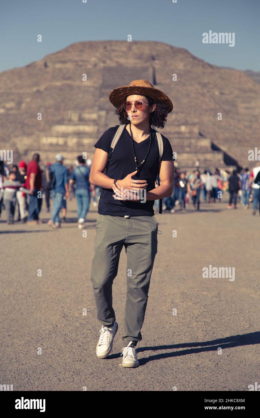 Mann trägt Sonnenbrille und Hut und geht durch Teotihuacan Stockfoto