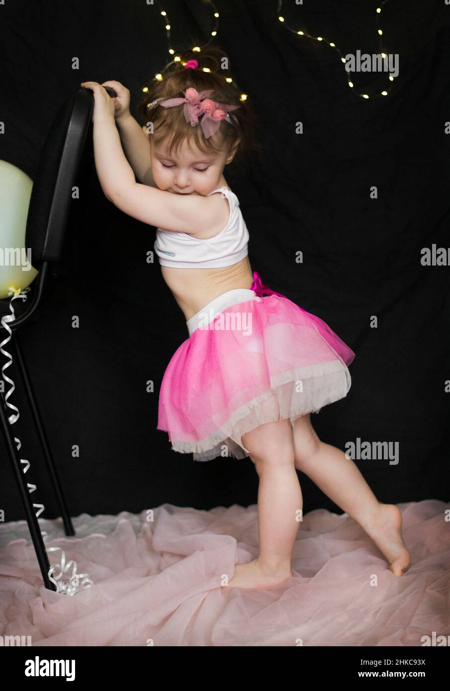 Kleines Ballerina-Training zu Hause Stockfoto