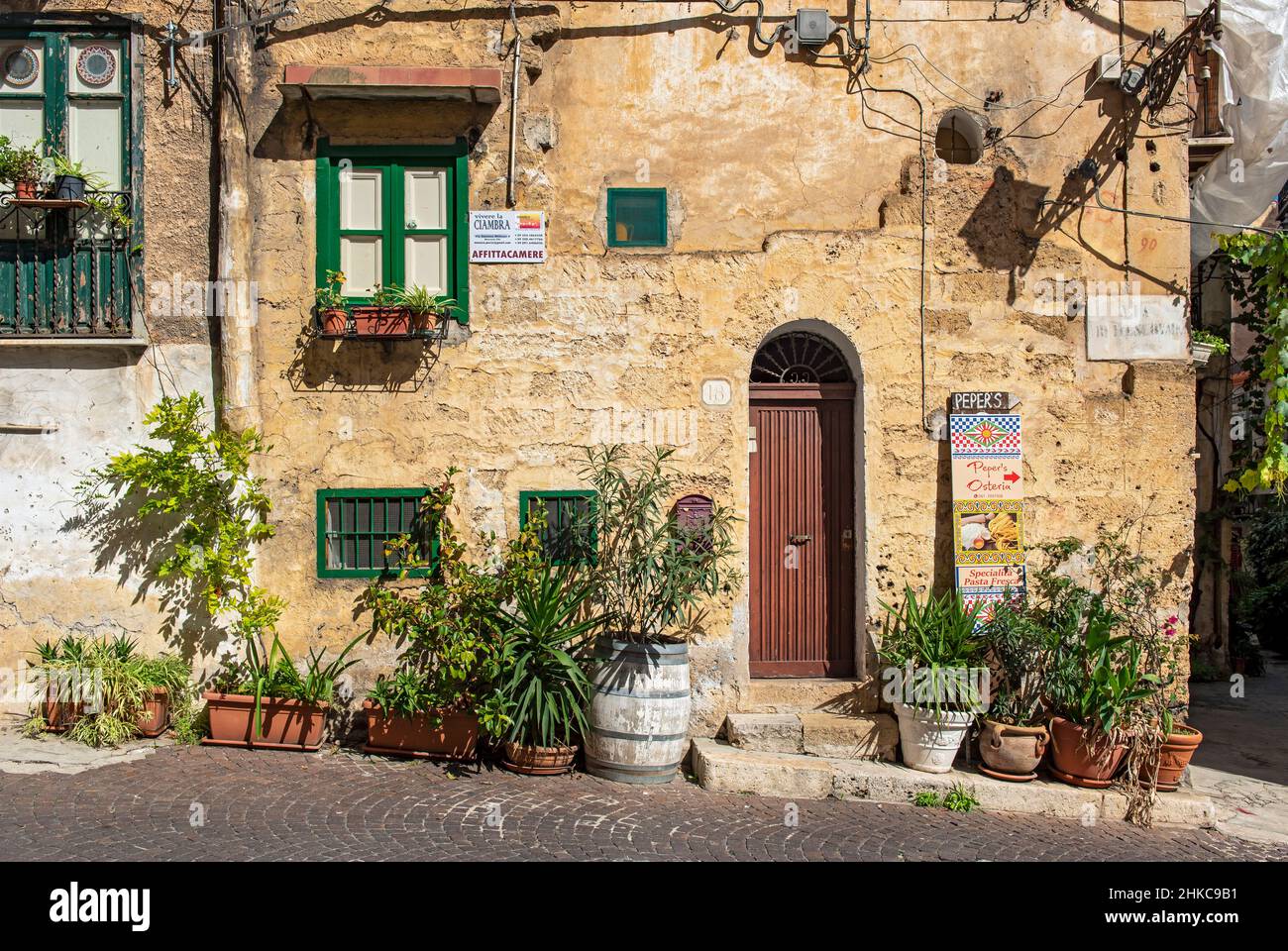 Altes Haus mit Blumentöpfen in der Stadt Monreale in der Nähe von Palermo, Sizilien, Italien Stockfoto