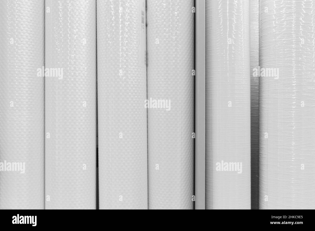 Weiße Tapete Objekte in Rollen Material für die Innenarchitektur und Dekoration des Hauses, close-up. Stockfoto