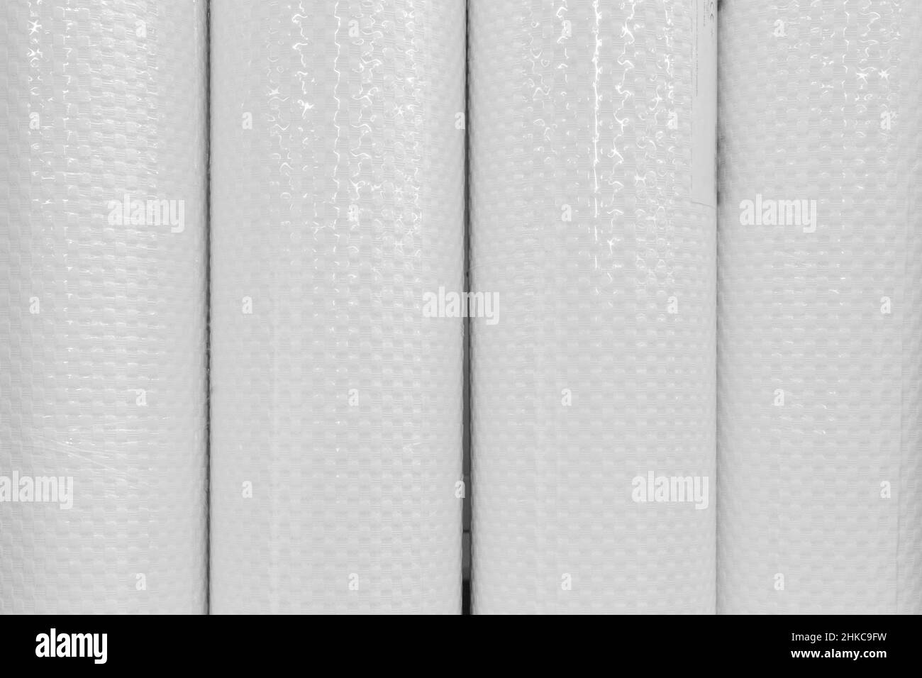 Weiße Tapete Objekte in Rollen Material für die Innenarchitektur und Dekoration des Hauses, close-up. Stockfoto