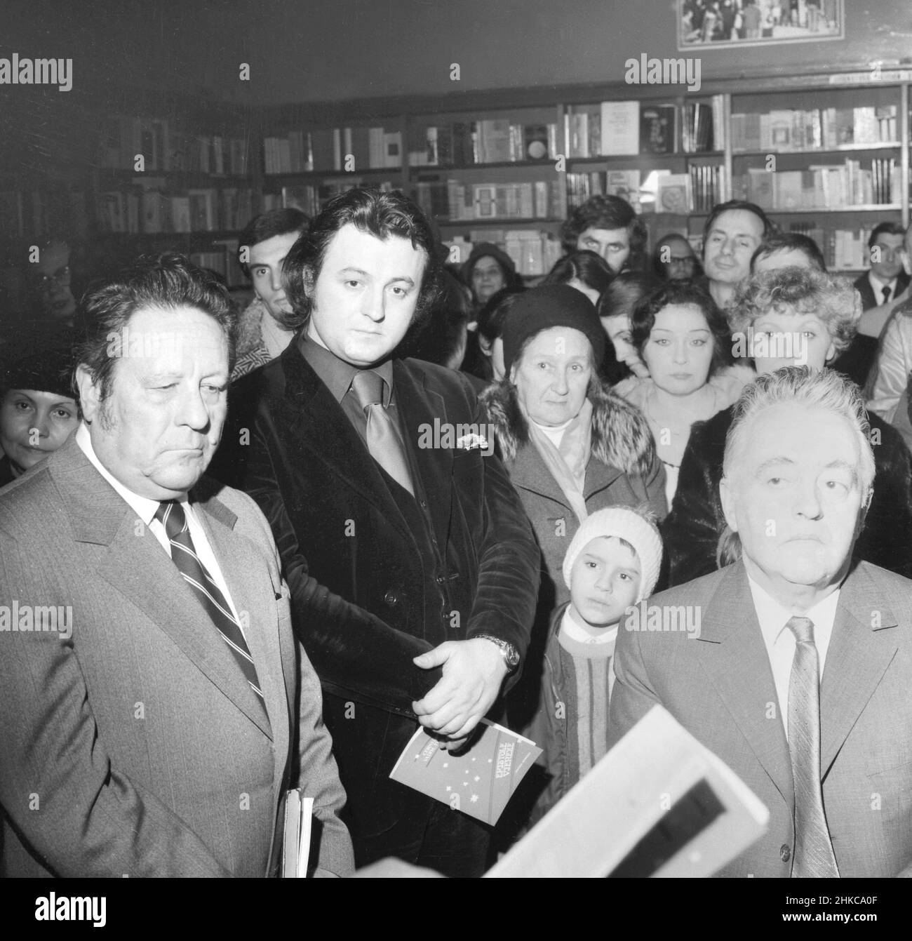 Bukarest, Rumänien, 1977. Autor Eugen Barbu (links) & Dichter Corneliu Vadim Tudor bei der Vorstellung des Bandes 'Epistole vieneze' von letzterem. Stockfoto