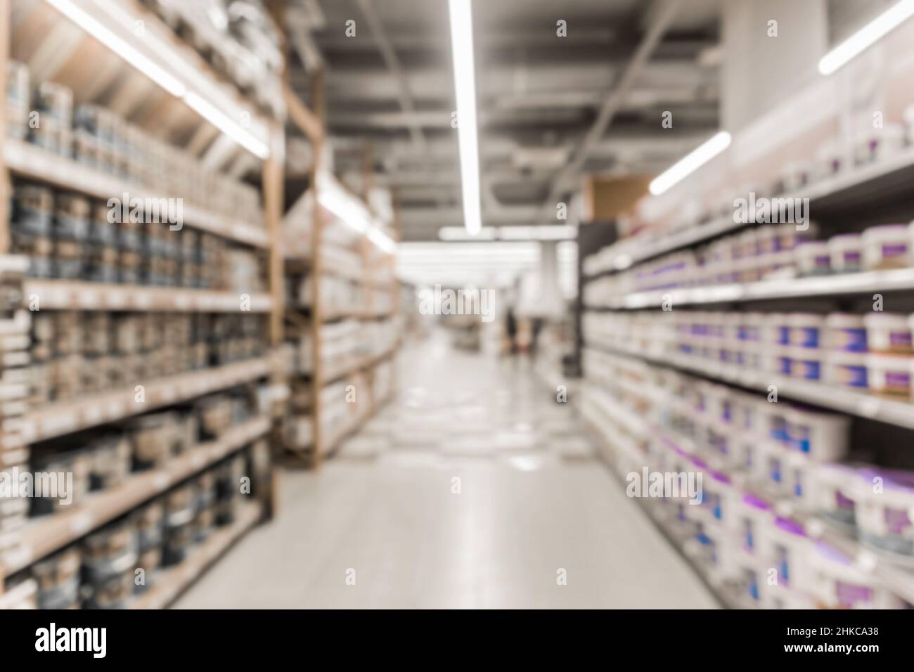 Verschwommener Hintergrund eines Baumarkt mit Regalen und Materialien für Innen- und Wohndesign. Stockfoto