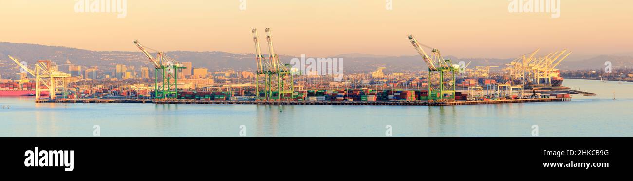 Sonnenuntergang über dem Hafen von Oakland mit Oakland im Hintergrund. Stockfoto