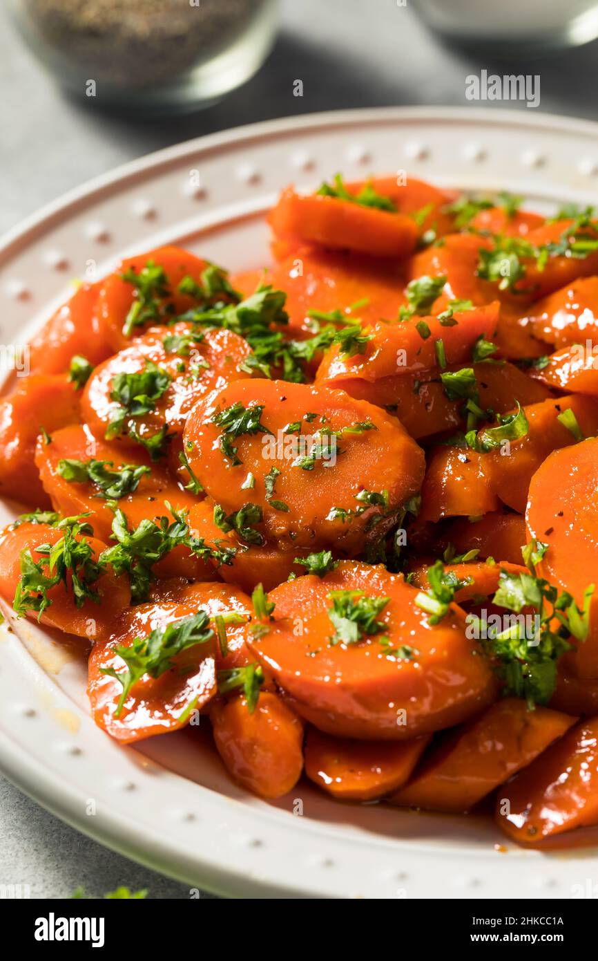 Hausgemachte gebackene Zucker glasierte Karotten mit Petersilie Stockfoto