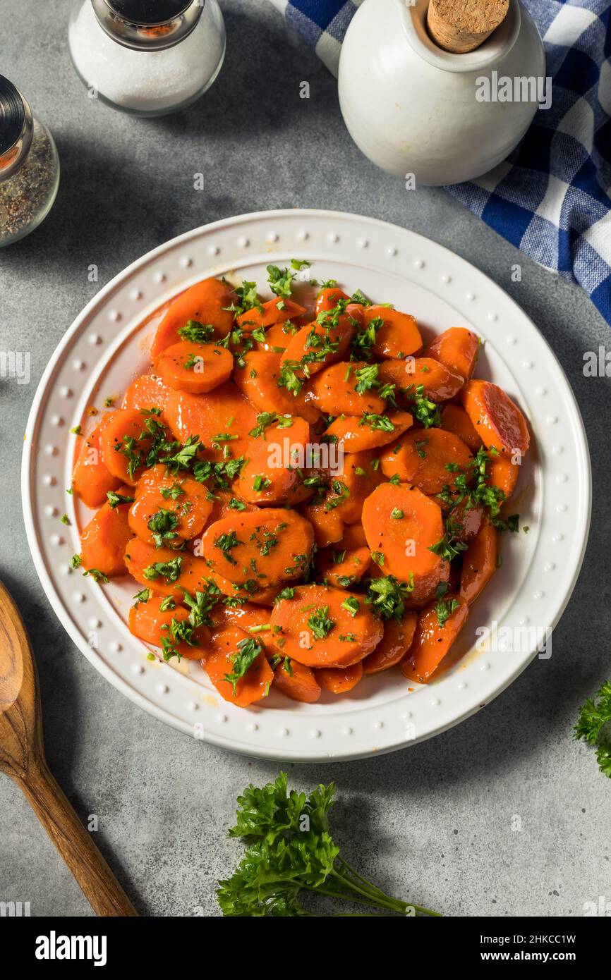 Hausgemachte gebackene Zucker glasierte Karotten mit Petersilie Stockfoto