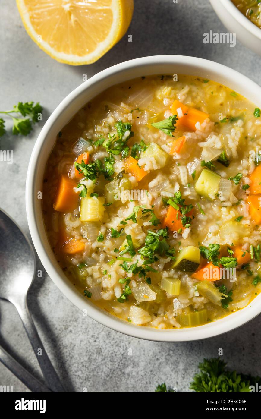 Hausgemachte gesunde Zitronenreis-Suppe mit Karotten und Sellerie Stockfoto
