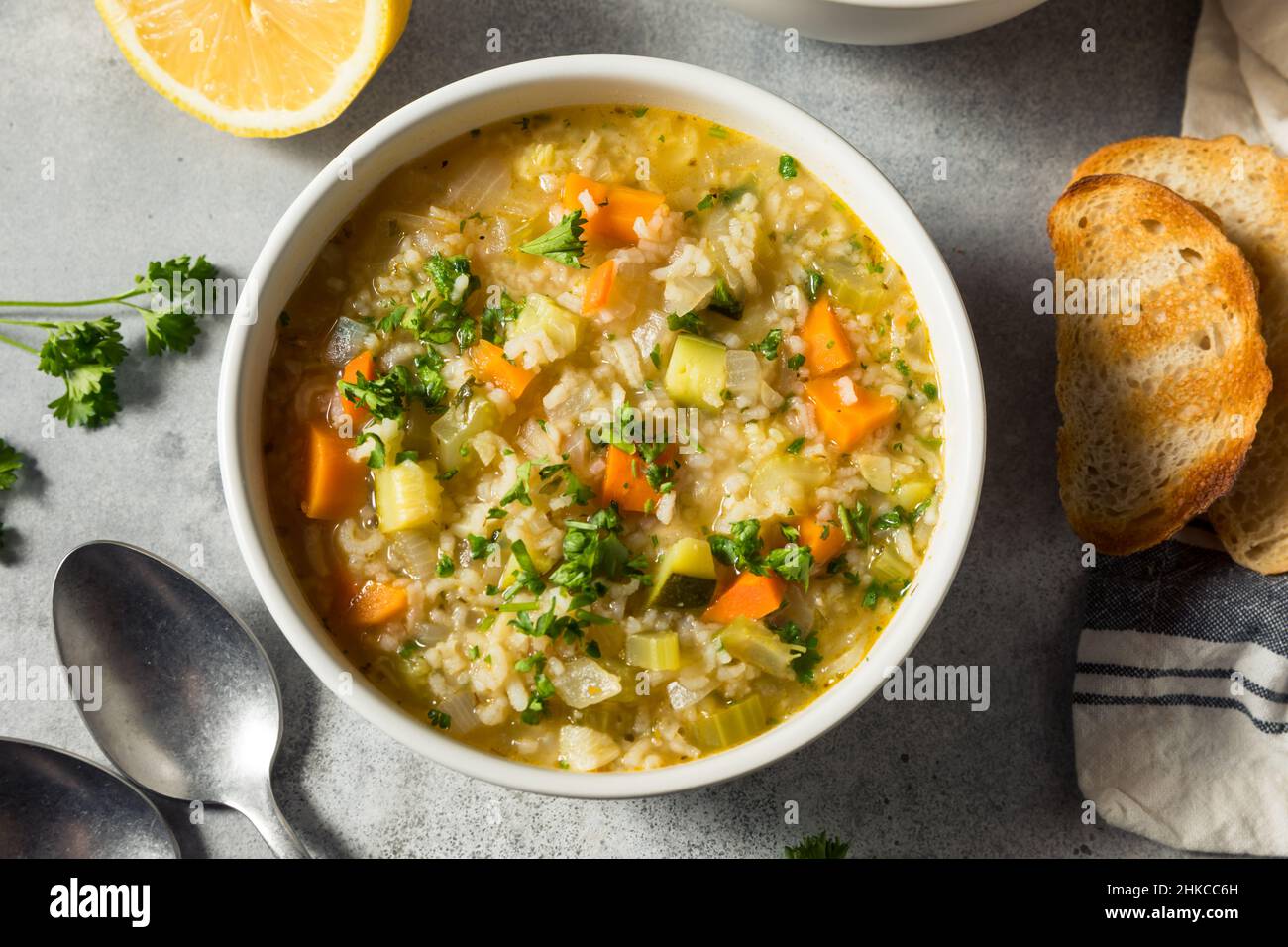 Hausgemachte gesunde Zitronenreis-Suppe mit Karotten und Sellerie Stockfoto