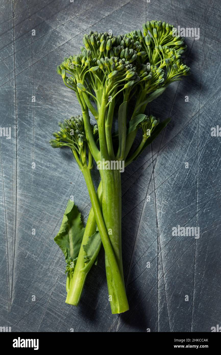 Rohes Bio frisches Broccolini Gemüse bereit zum Kochen Stockfoto