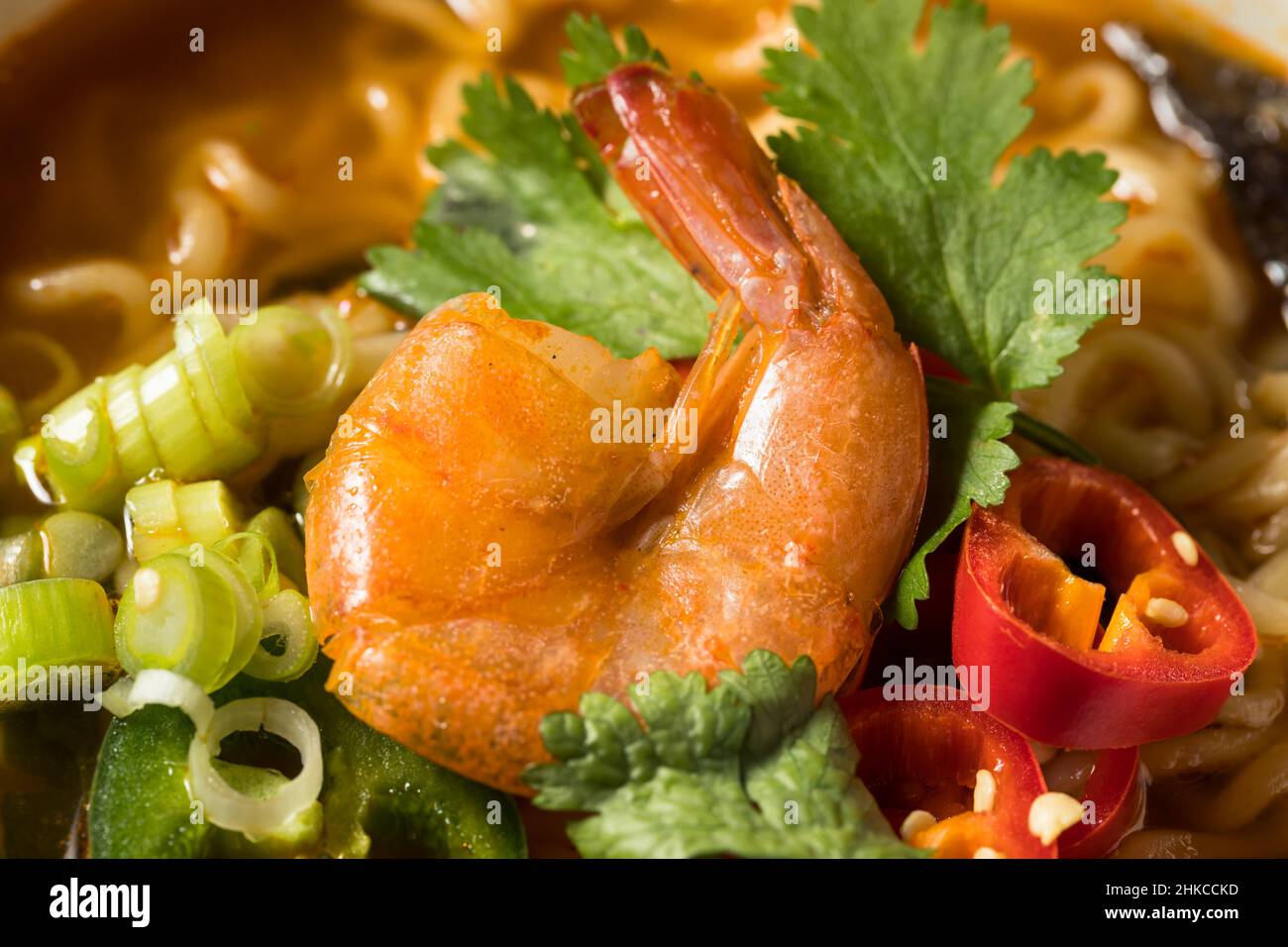 Sofort würzige Meeresfrüchte-Ramen mit Garnelen und Paprika Stockfoto