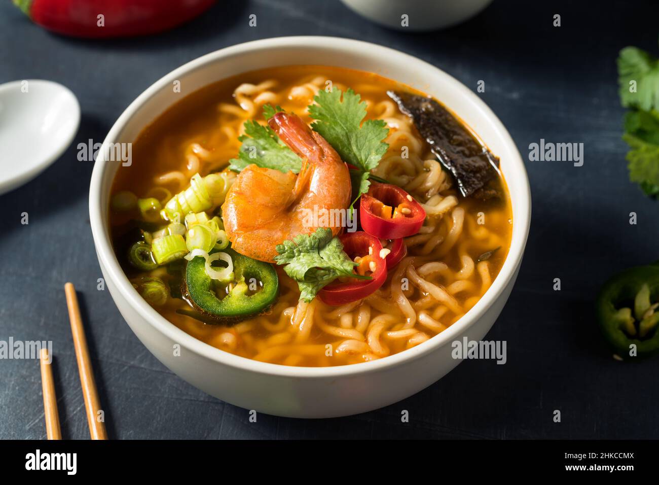 Sofort würzige Meeresfrüchte-Ramen mit Garnelen und Paprika Stockfoto