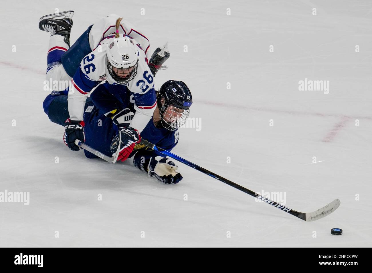 Peking, China. 03rd. Februar 2022. Die US-Amerikanerin Kendall Coyne (26) fällt während ihrer Vorrunde gegen den Finnen Ronja Savolainen im Wukesong Sports Center bei den Olympischen Winterspielen 2022 in Peking am Donnerstag, den 3. Februar 2022. Foto von Paul Hanna/UPI Credit: UPI/Alamy Live News Stockfoto