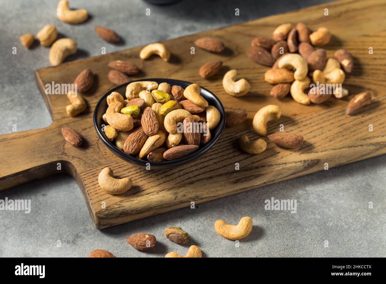 Geröstete salzige, sortierte Nuss Mischung mit Cashewkernen und Mandeln Stockfoto