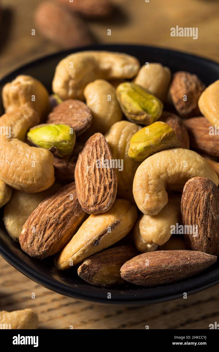 Geröstete salzige, sortierte Nuss Mischung mit Cashewkernen und Mandeln Stockfoto