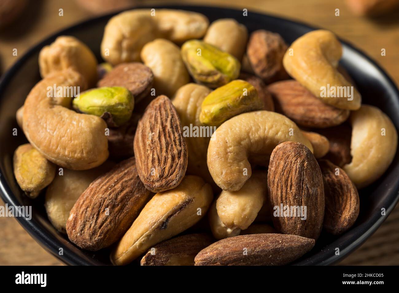 Geröstete salzige, sortierte Nuss Mischung mit Cashewkernen und Mandeln Stockfoto
